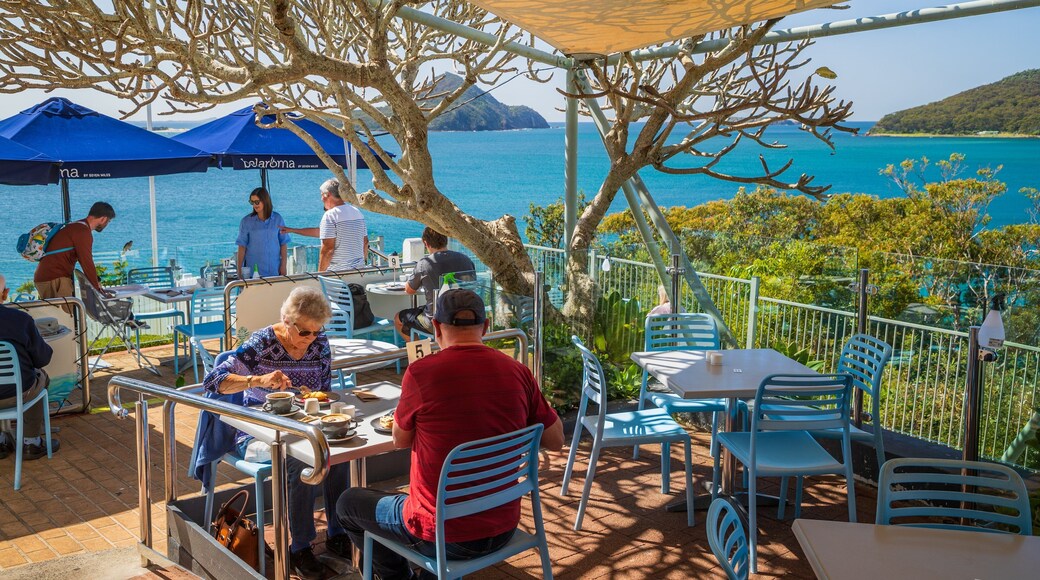 Nelson Bay showing cafe scenes, general coastal views and outdoor eating