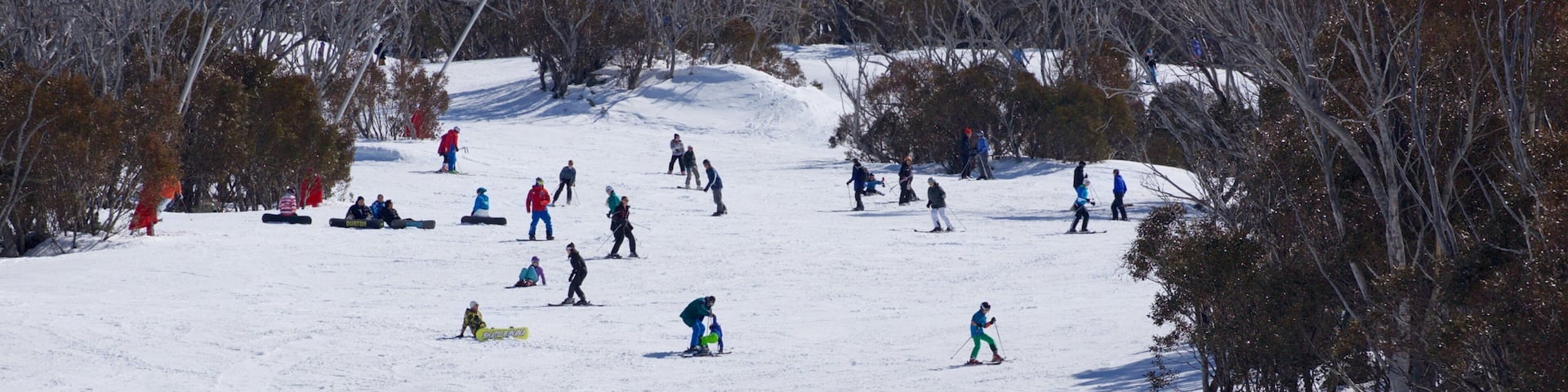 Thredbo presenterar utförsÄkning och snö sÄvÀl som en stor grupp av mÀnniskor