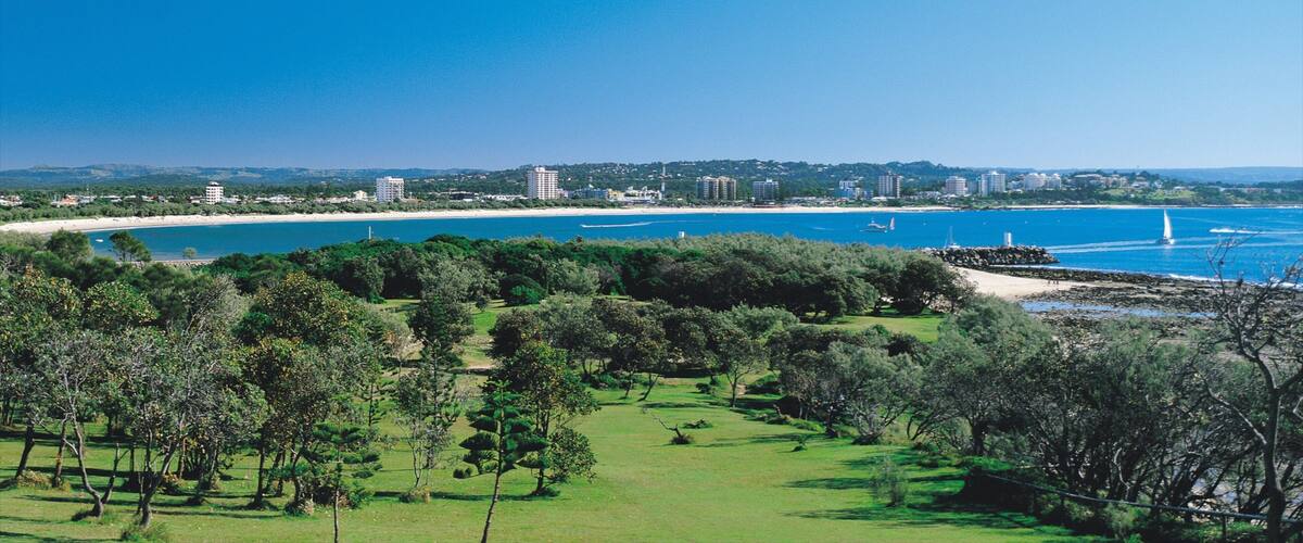 Alexandra Headland showing landscape views, general coastal views and a coastal town