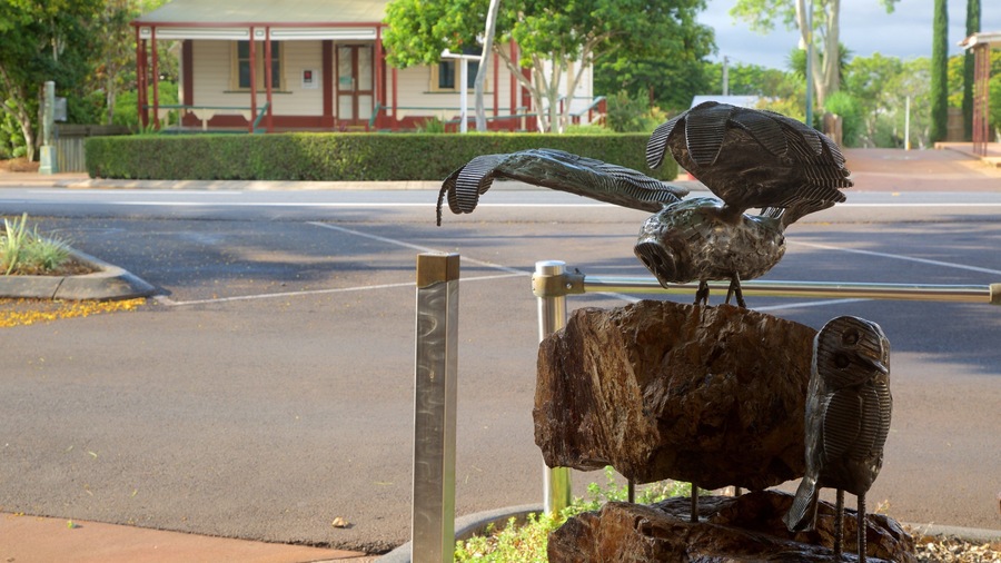 Childers toont een standbeeld of beeldhouwwerk