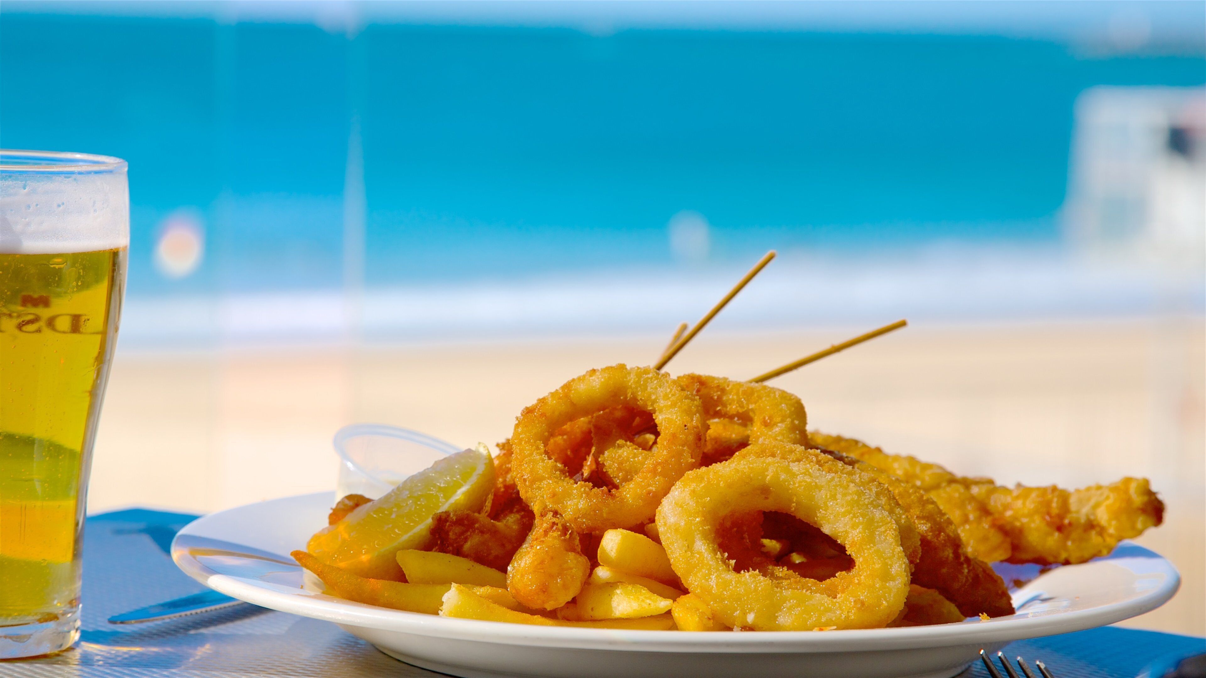 Mooloolaba featuring food and drinks or beverages