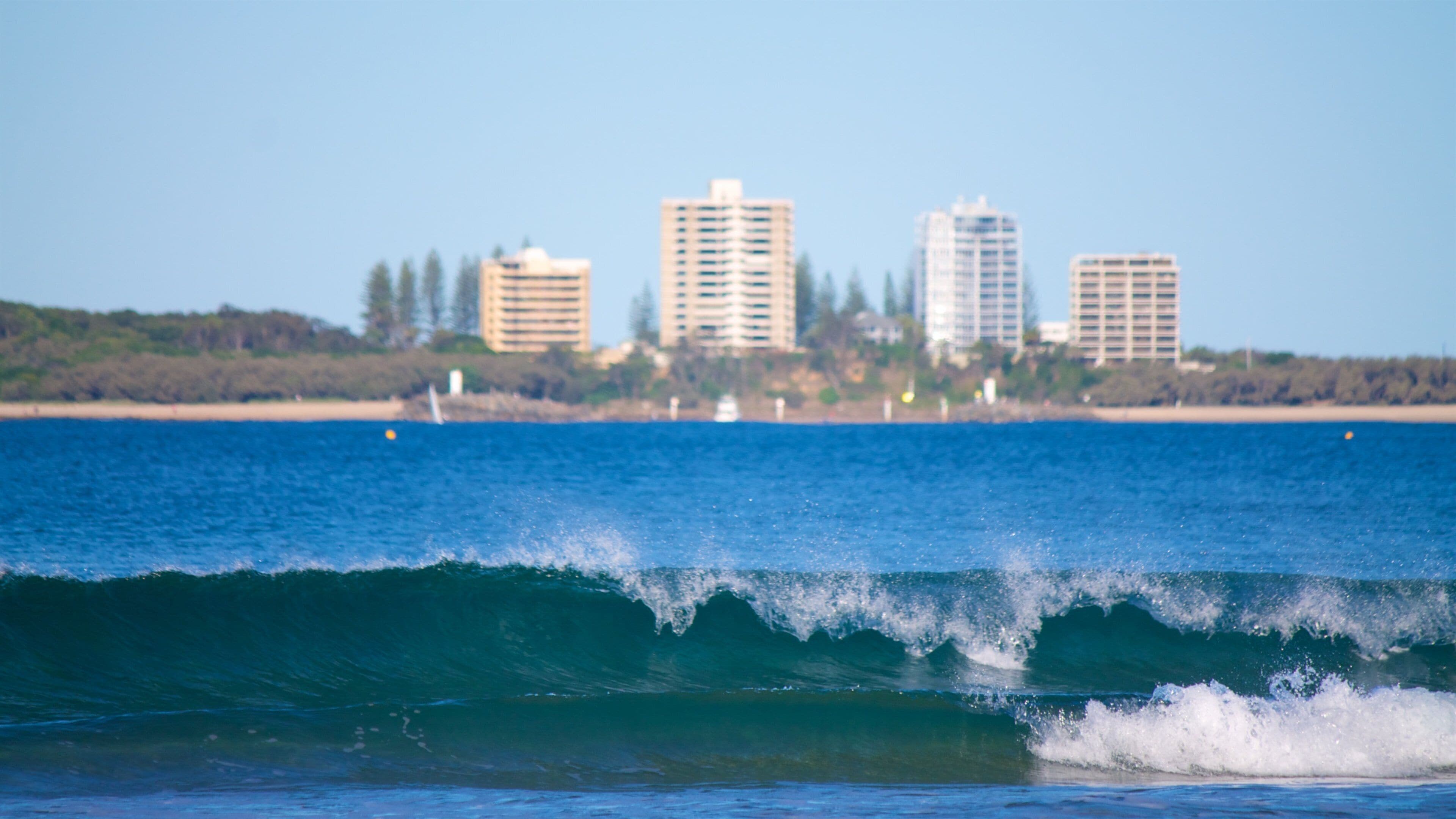 Mooloolaba qui includes une ville côtière et surf