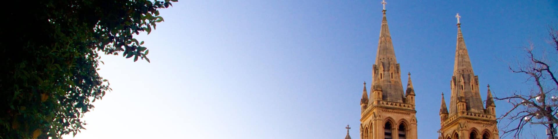 St Peter\'s Cathedral og byder på en kirke eller en katedral, religiøse elementer og historiske bygningsværker