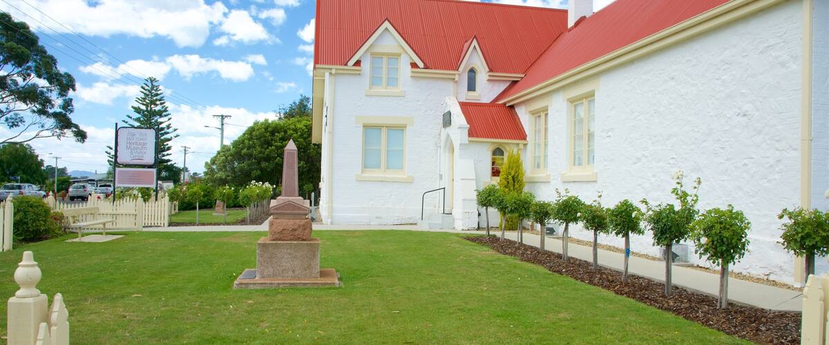 Thị trấn Swansea cho thấy đài tưởng niệm và khu vườn