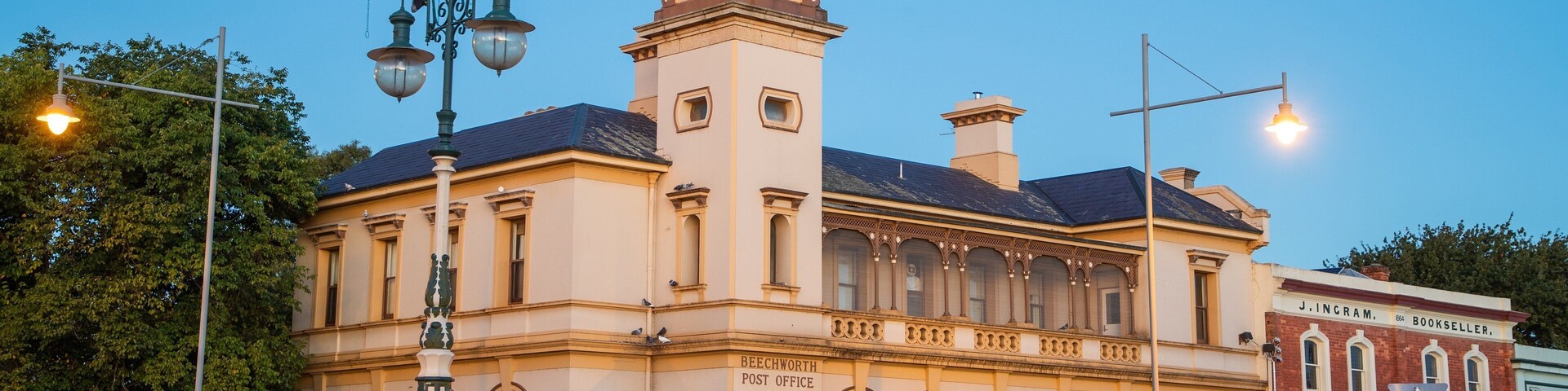 Beechworth which includes heritage architecture and night scenes
