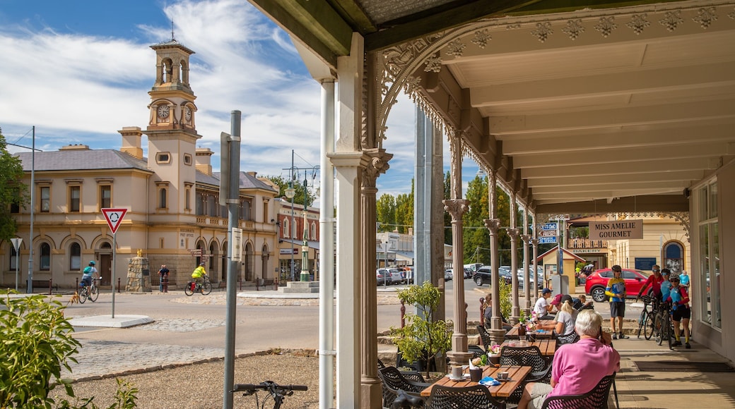 Beechworth which includes street scenes, outdoor eating and a small town or village