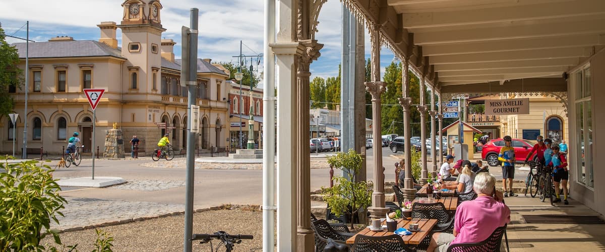 Beechworth which includes street scenes, outdoor eating and a small town or village