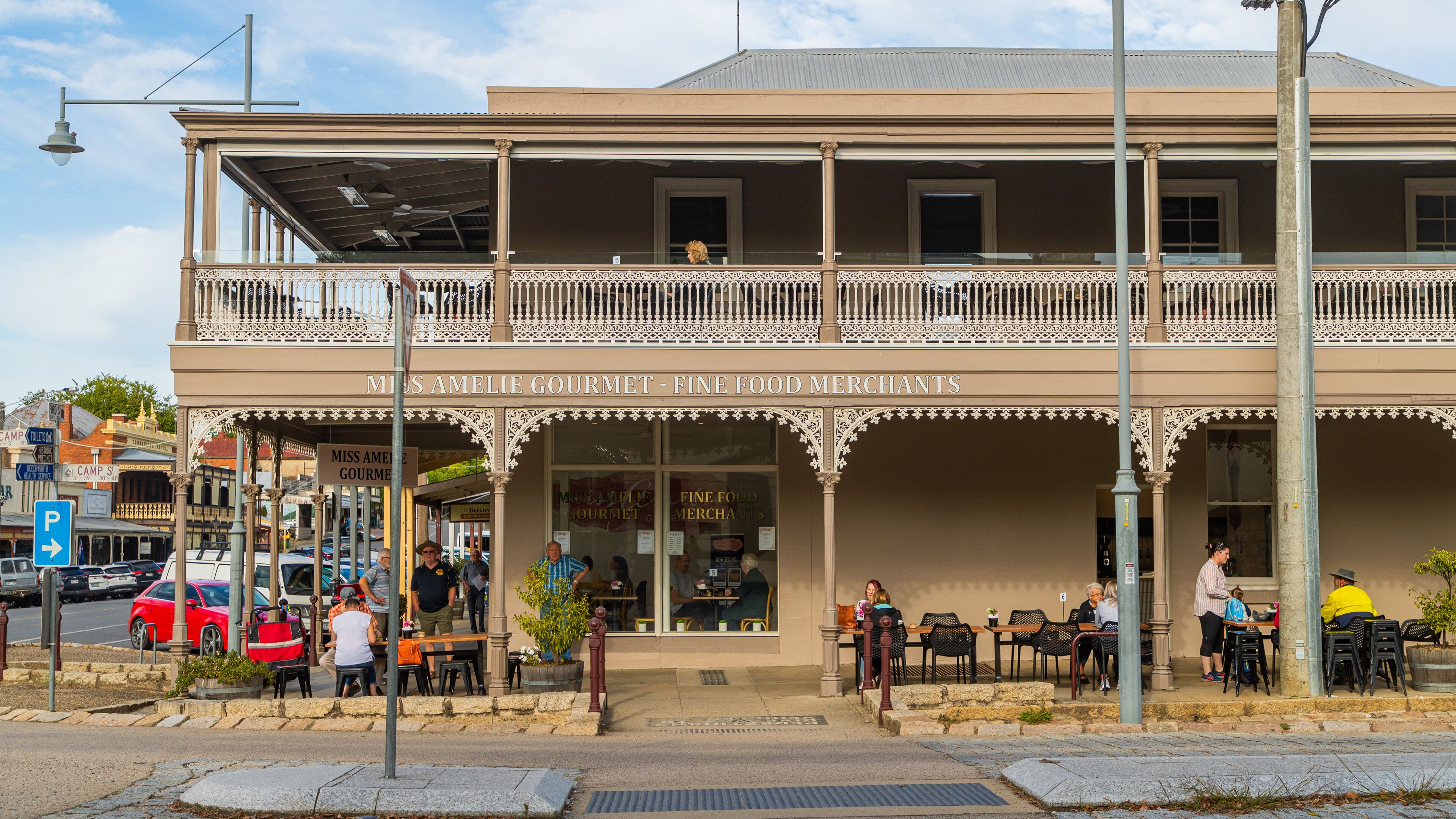 Beechworth showing heritage elements and outdoor eating