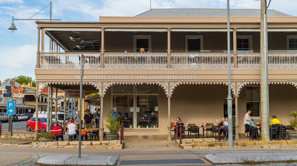 Beechworth showing heritage elements and outdoor eating