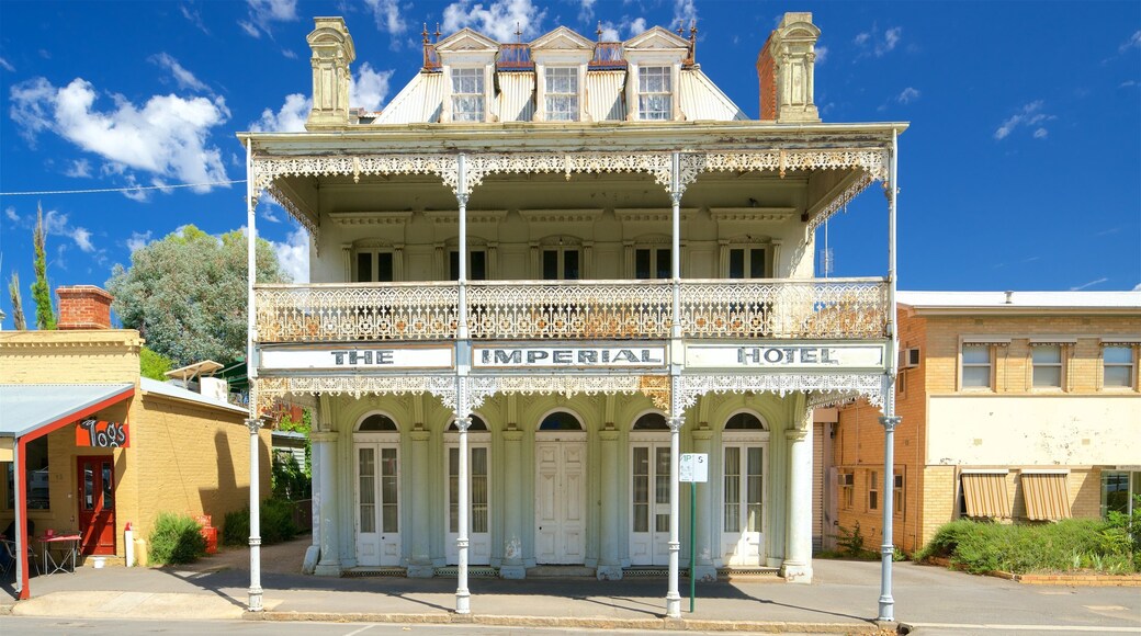 Castlemaine which includes a hotel