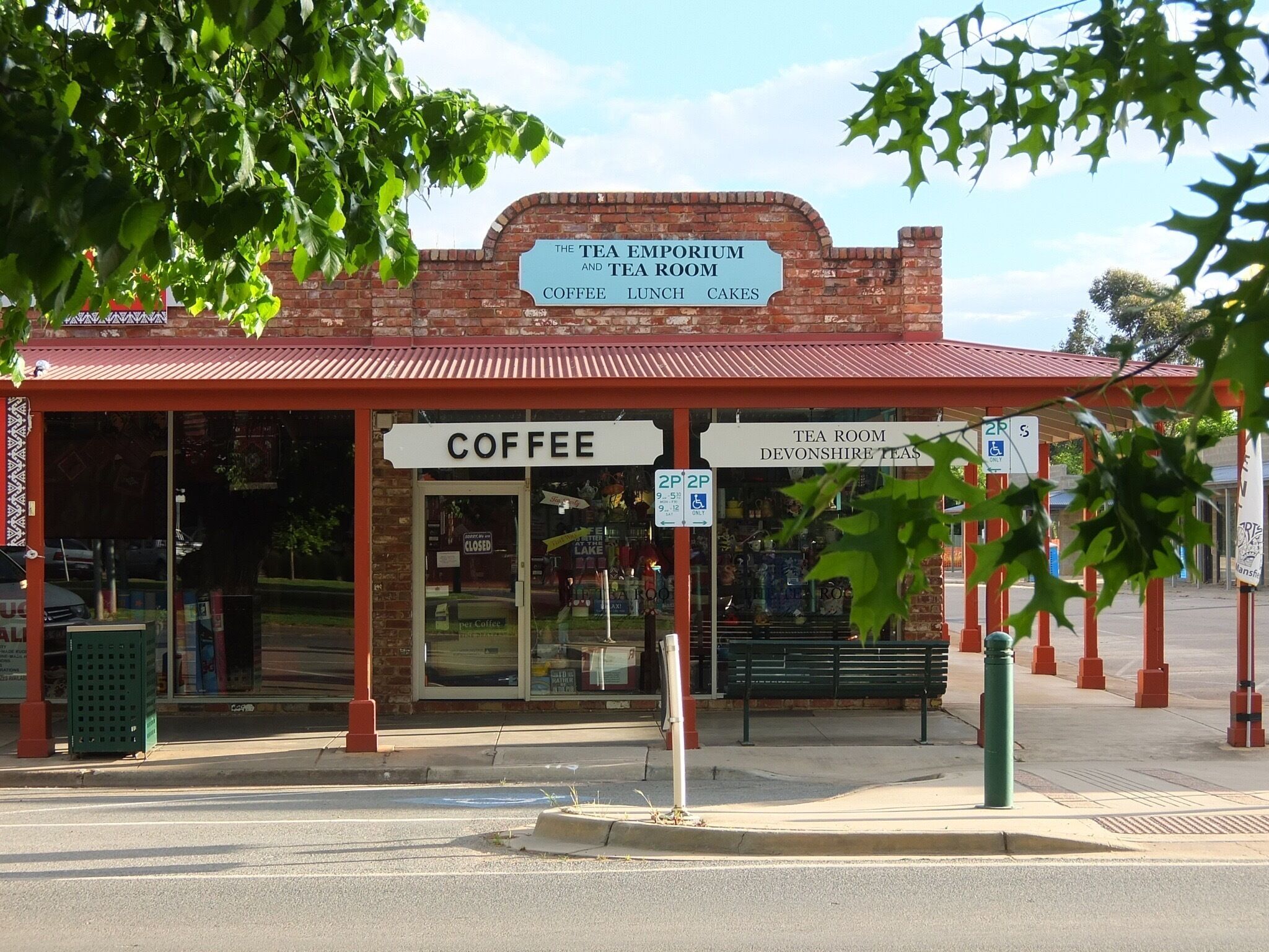 Charming town! We stayed here, which is an hour drive to "Craig's Hut" a location in the highlands that was used in "the man from snowy river"