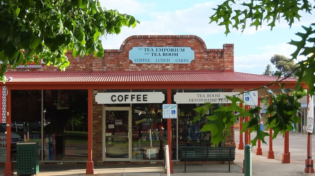 Charming town! We stayed here, which is an hour drive to "Craig's Hut" a location in the highlands that was used in "the man from snowy river"