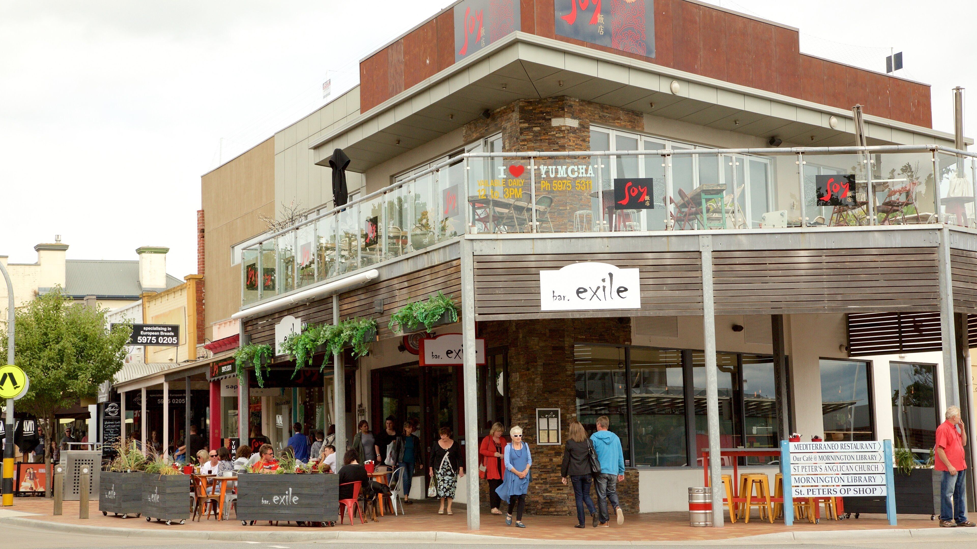 Mornington featuring dining out, outdoor eating and street scenes