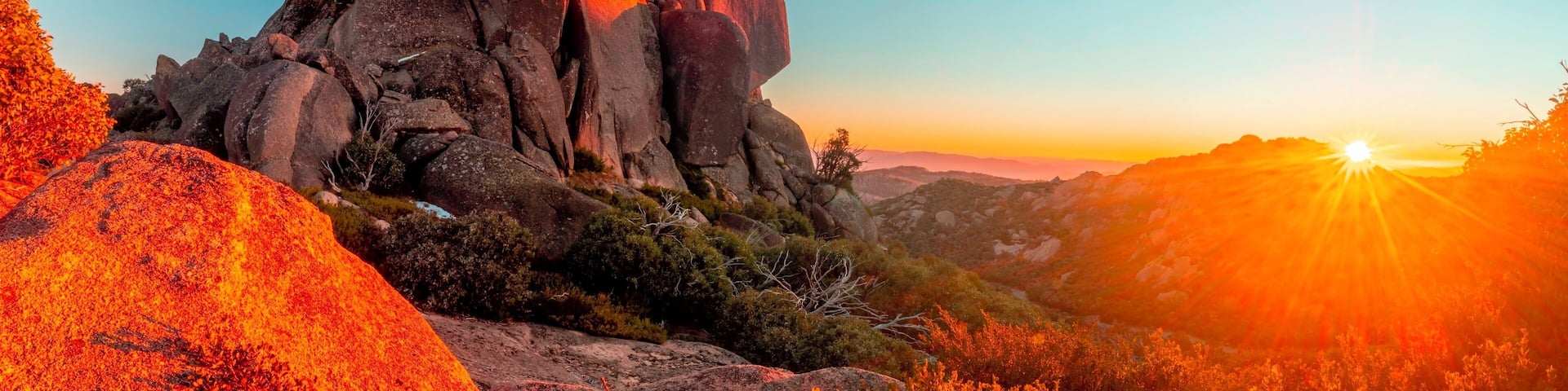 Known as a ski resort in winter, Mt Buffalo has a lot to offer all year round. It is close enough to Bright for it to be an easy day trip up if you want to stay in hotels, if you are the type that love camping then it has an amazing camping ground. The park is dotted with some of the best walking trails that I have been on and some of the most amazing views. Mt Buffalo has it all, stunning vistas of the surrounding valleys, truely unique rock formations, stunning waterfalls and it is also abundant with native wildlife.