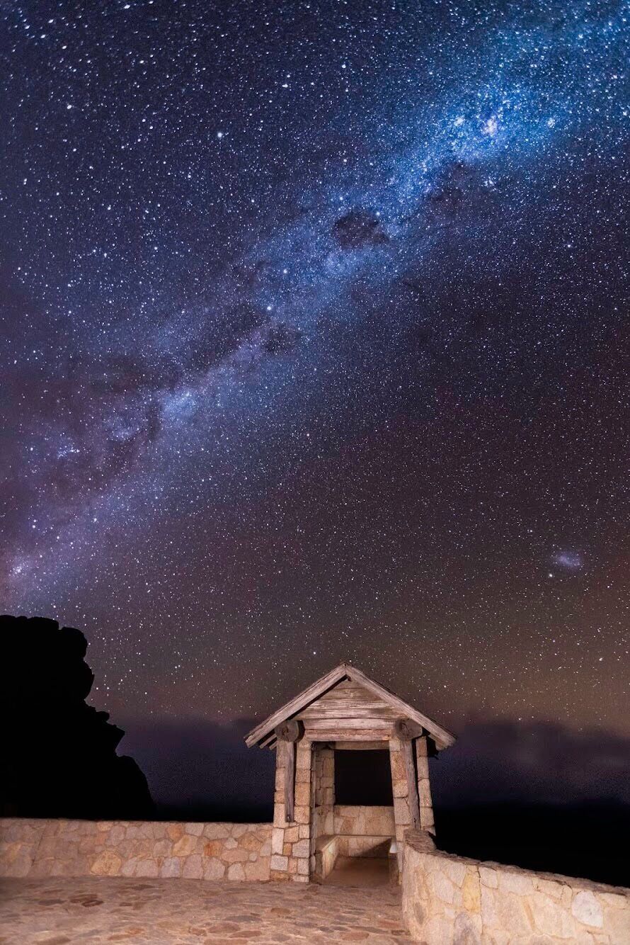 What a simply amazing place for photography, crystal clear nights with very little light pollution, the only challenge was timing the shot between the fog rolling over the top of the mountain 

#bvsblue