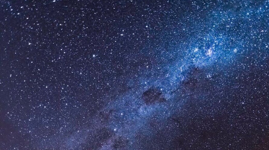 What a simply amazing place for photography, crystal clear nights with very little light pollution, the only challenge was timing the shot between the fog rolling over the top of the mountain
#bvsblue