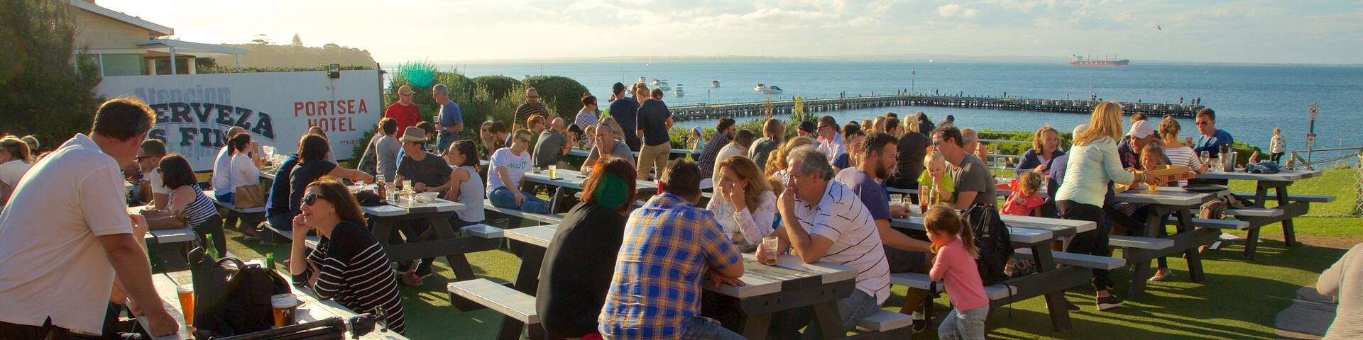 Portsea showing outdoor eating as well as a large group of people