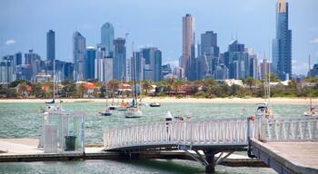 St Kilda das einen Bucht oder Hafen, Hochhaus und Stadt