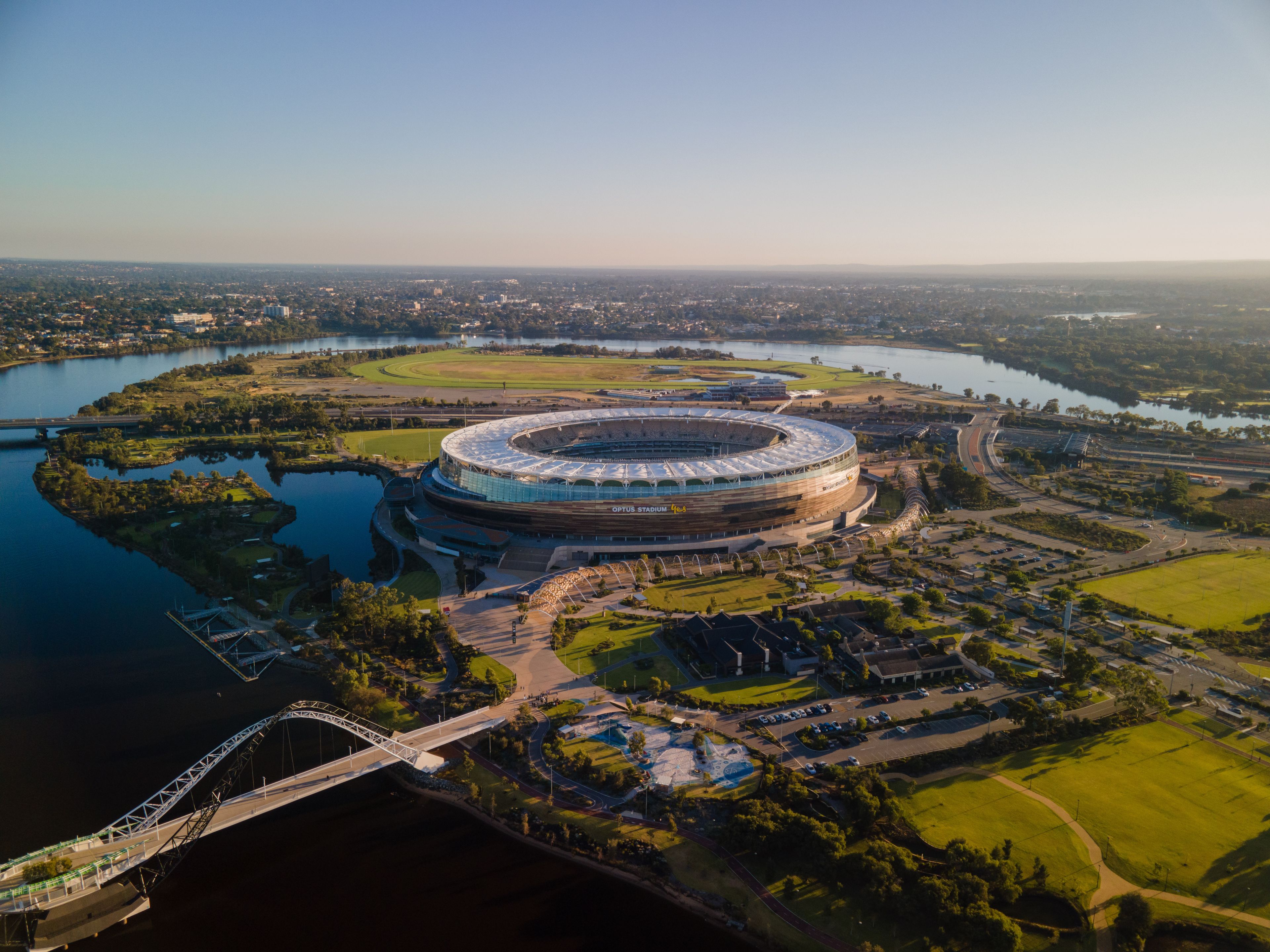 Vista aérea del Estadio Optus, rodeado de agua y vegetación.