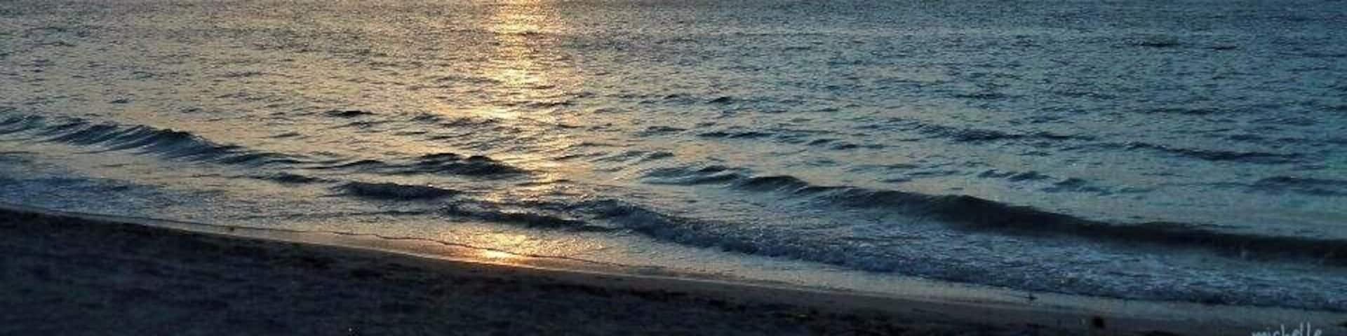 Sunset at Coogee Beach, Western Australia
Away from the tourists you still get amazing white sand and those beautiful WA sunsets.
#LifeAtExpedia #AquaTrove
#Hometown
#BeachTips