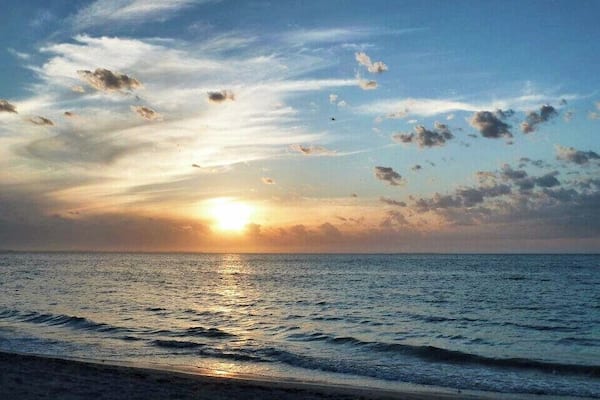 Sunset at Coogee Beach, Western Australia
Away from the tourists you still get amazing white sand and those beautiful WA sunsets.
#LifeAtExpedia #AquaTrove
#Hometown
#BeachTips