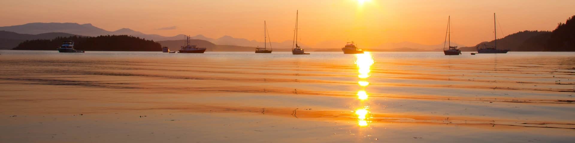 Galiano que incluye una bahía o puerto y una puesta de sol