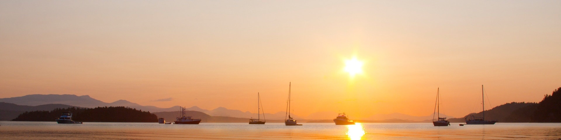Galiano caracterizando um pôr do sol e uma baía ou porto