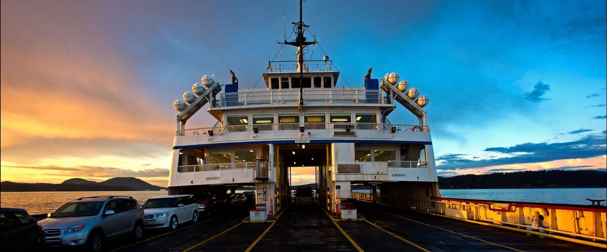 Mayne Island showing a ferry