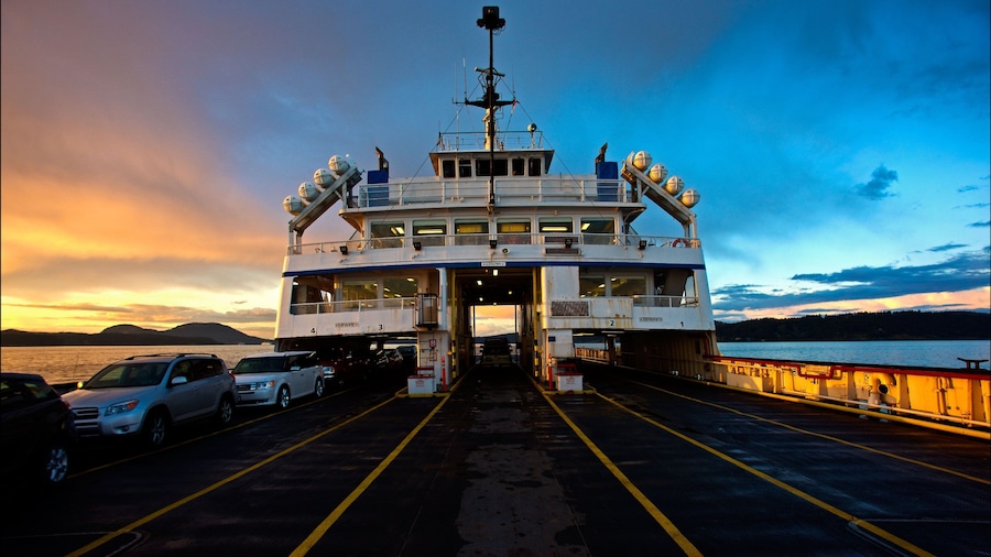 Mayne Island showing a ferry