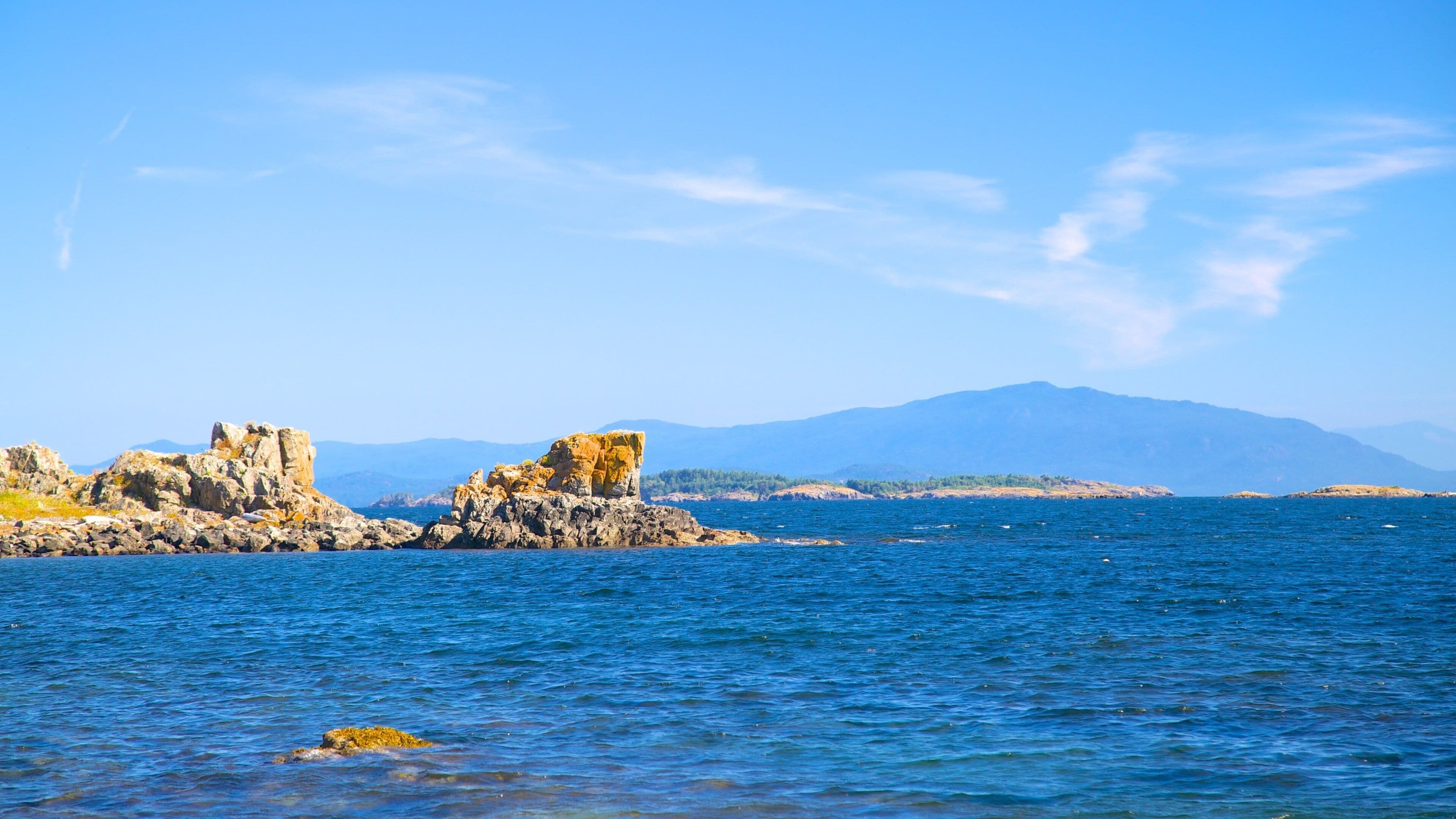 Nanoose Bay que incluye costa rocosa