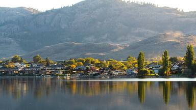Osoyoos showing a small town or village, a lake or waterhole and mountains