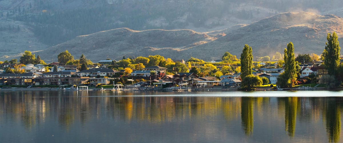 Osoyoos showing a small town or village, a lake or waterhole and mountains