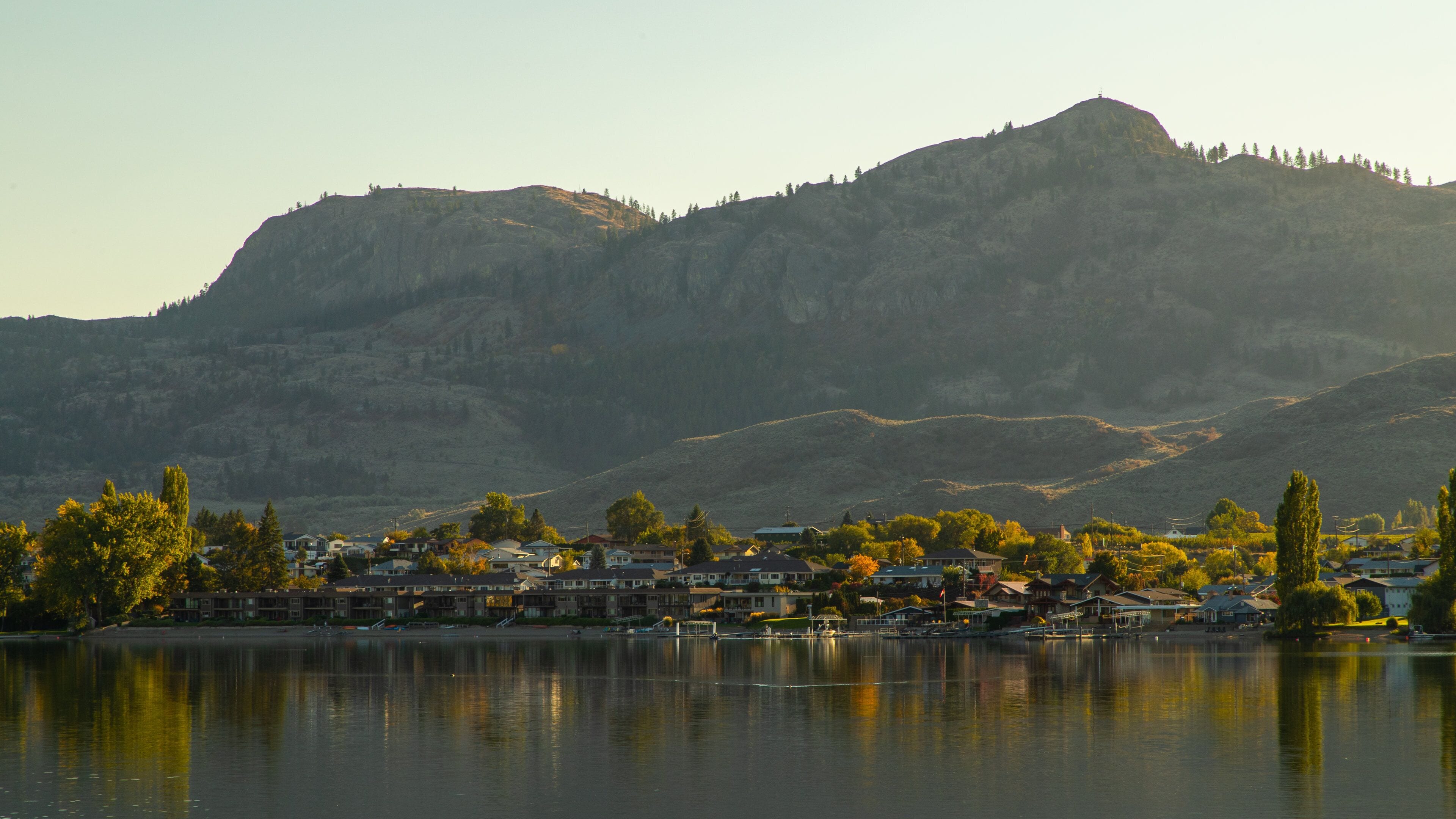 Osoyoos showing mountains, a small town or village and a lake or waterhole