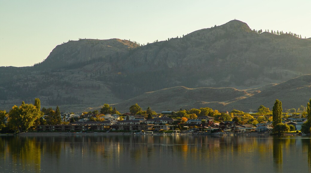 Osoyoos showing mountains, a small town or village and a lake or waterhole