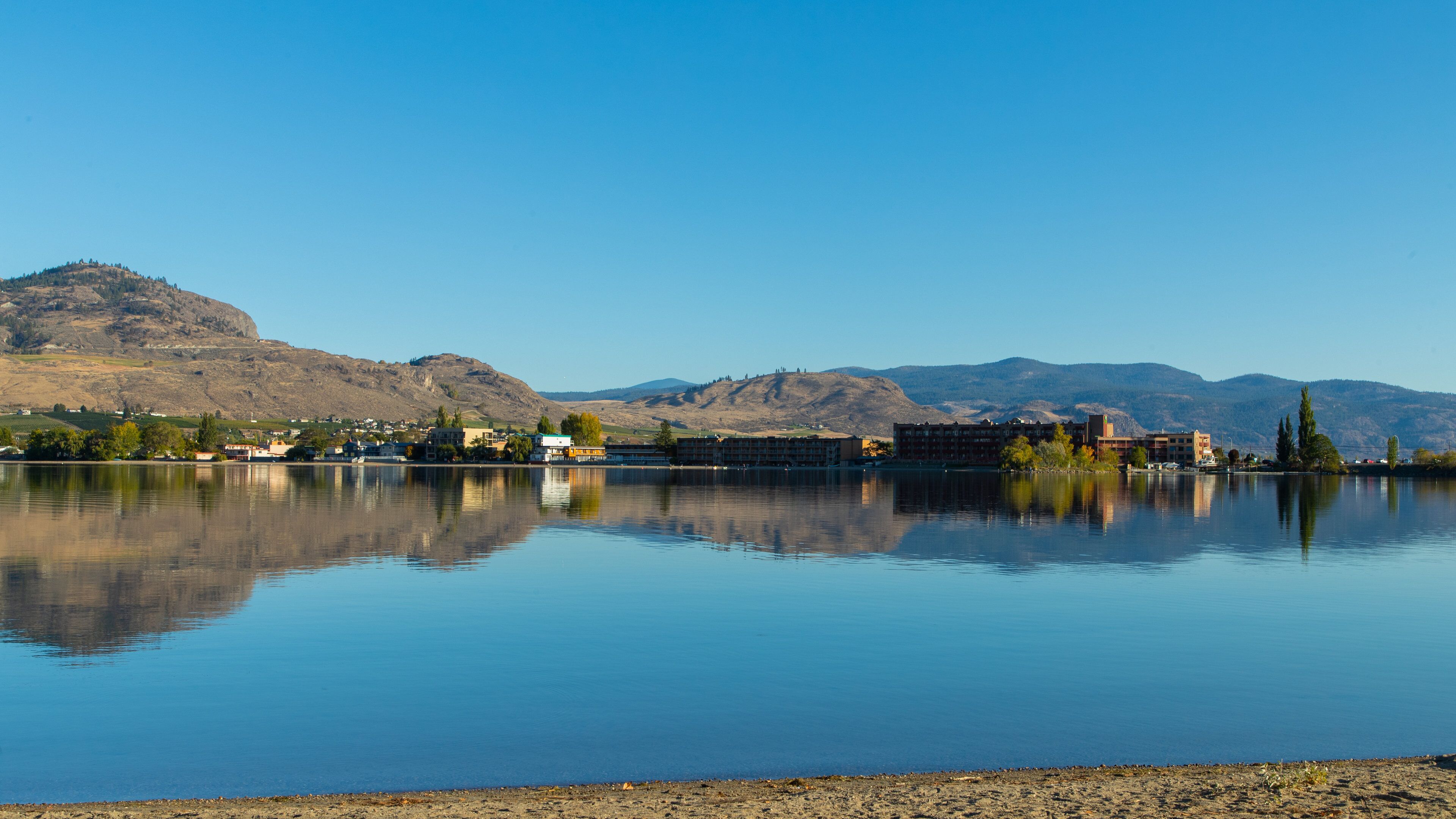 Osoyoos showing a lake or waterhole