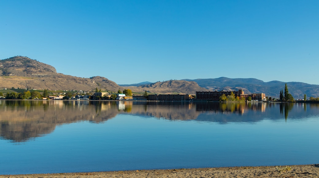 Osoyoos showing a lake or waterhole