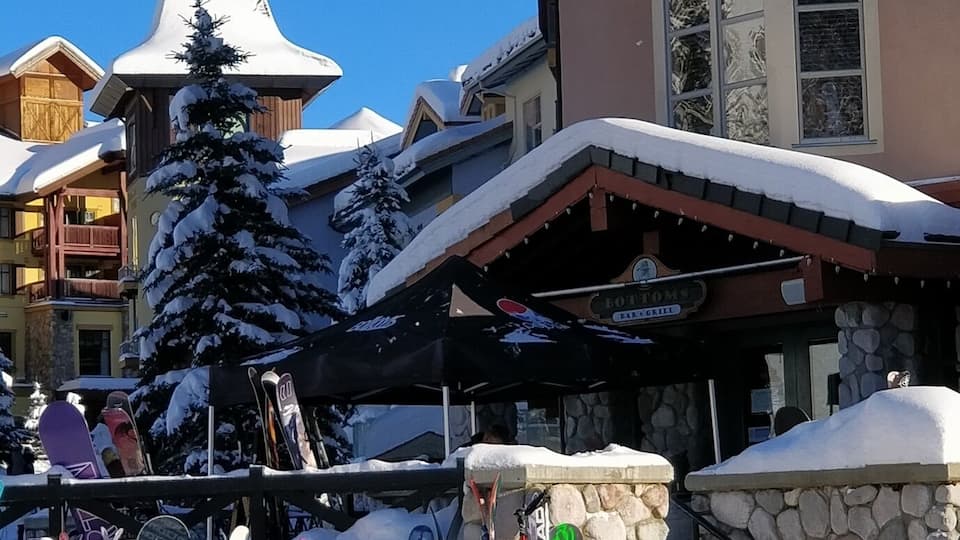 Great bar at the bottom of the lifts. Always packed for lunch so come early to get a seat. Cesars are one of the best on the mountain.