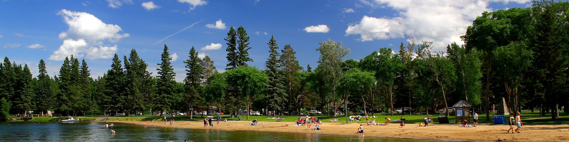 Traumhafter Strand am Clear Lake / Riding Mountains Nationalpark / Wasagaming / Manitoba / Kanada
