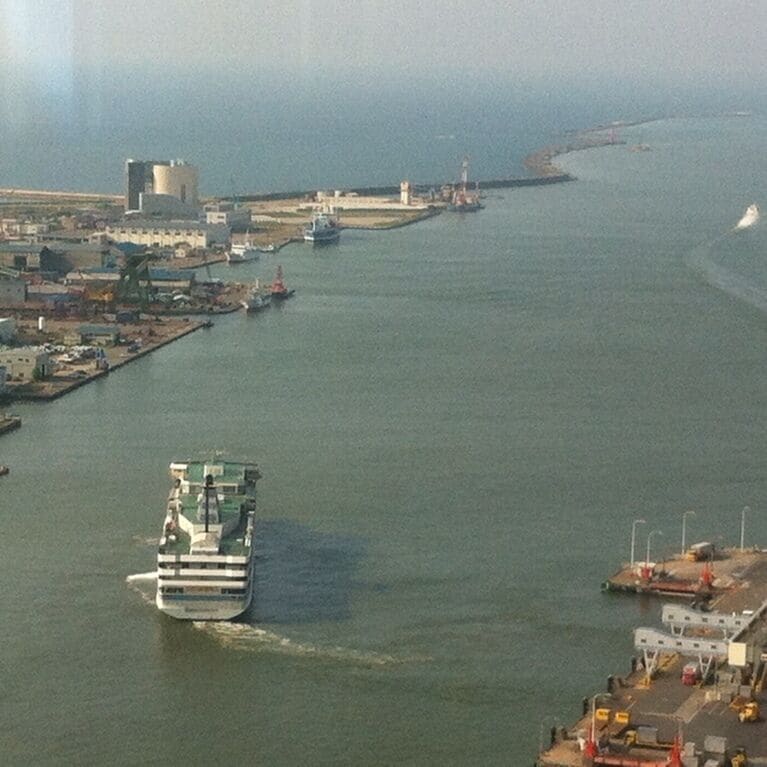 信濃川河口と日本海と、そこを航海して佐渡へ渡る汽船。

打ち合わせがおわり、書類作りの前にしばし休憩。出張の思い出に。