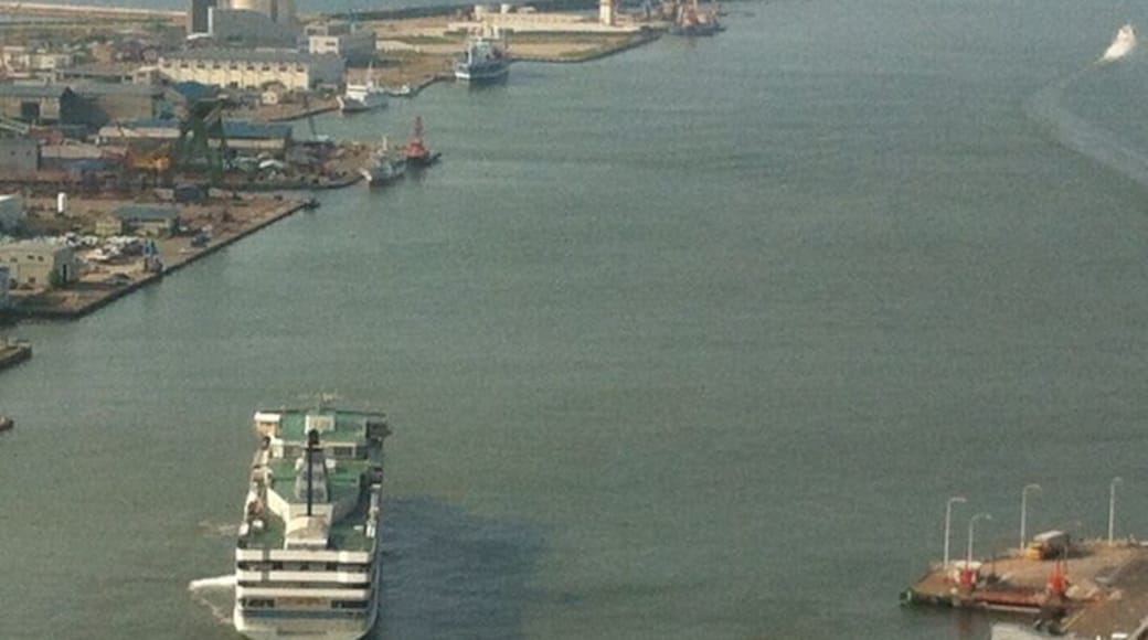 信濃川河口と日本海と、そこを航海して佐渡へ渡る汽船。
打ち合わせがおわり、書類作りの前にしばし休憩。出張の思い出に。