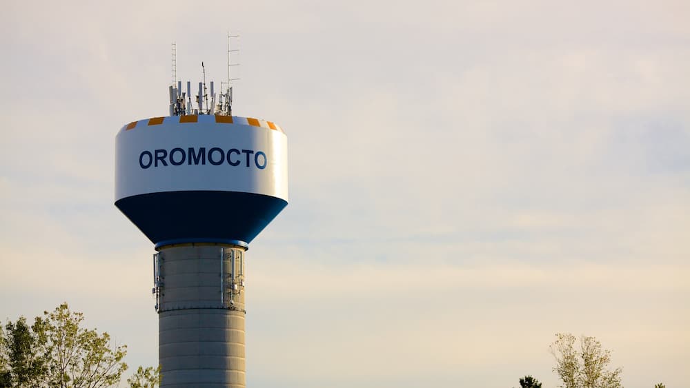 Ein Wasserturm mit der Aufschrift 'OROMOCTO'.