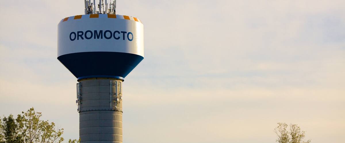 A water tower with the name "OROMOCTO" on it.