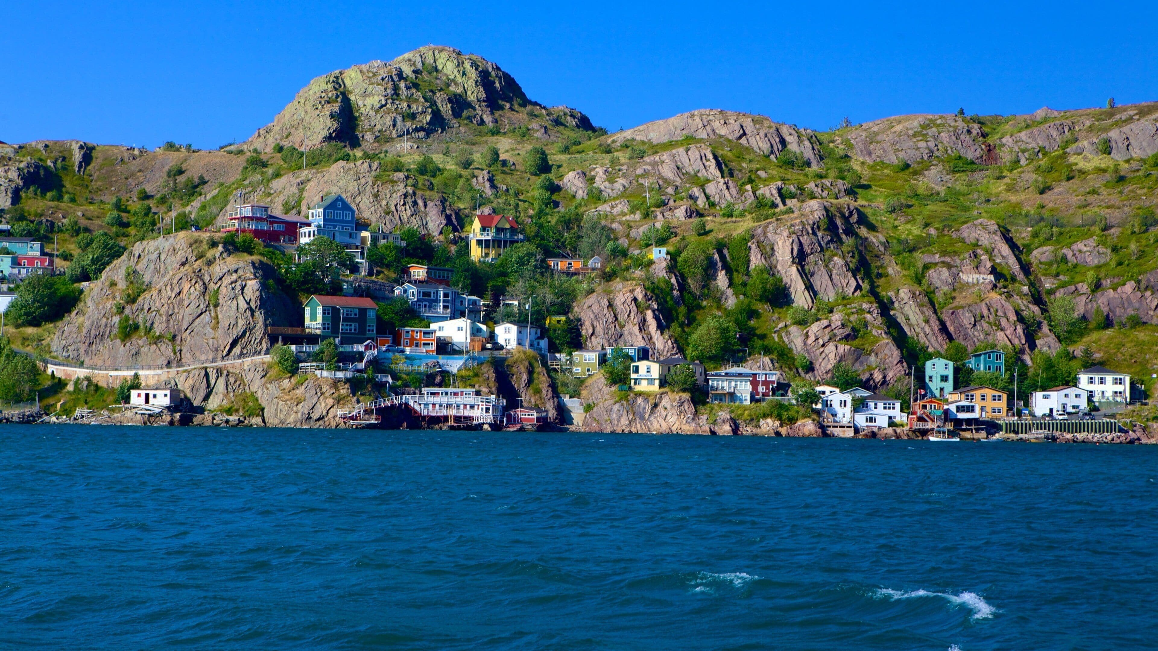 St. John\'s fasiliteter samt kystby og stenete kystlinje