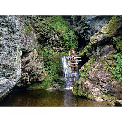 An easy to access swimming hole with a ladder to explore the waterfalls gorge. Only about a 2.5km hike in.