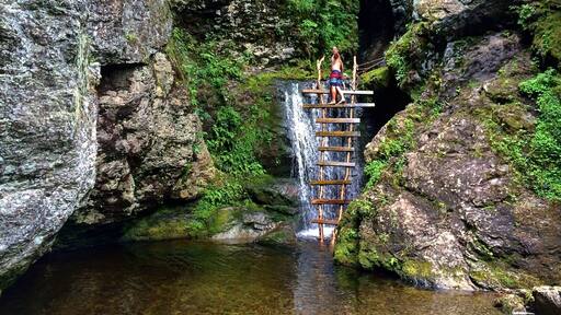 An easy to access swimming hole with a ladder to explore the waterfalls gorge. Only about a 2.5km hike in.