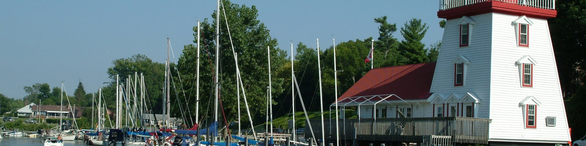 Grand Bend que inclui uma baía ou porto e um farol
