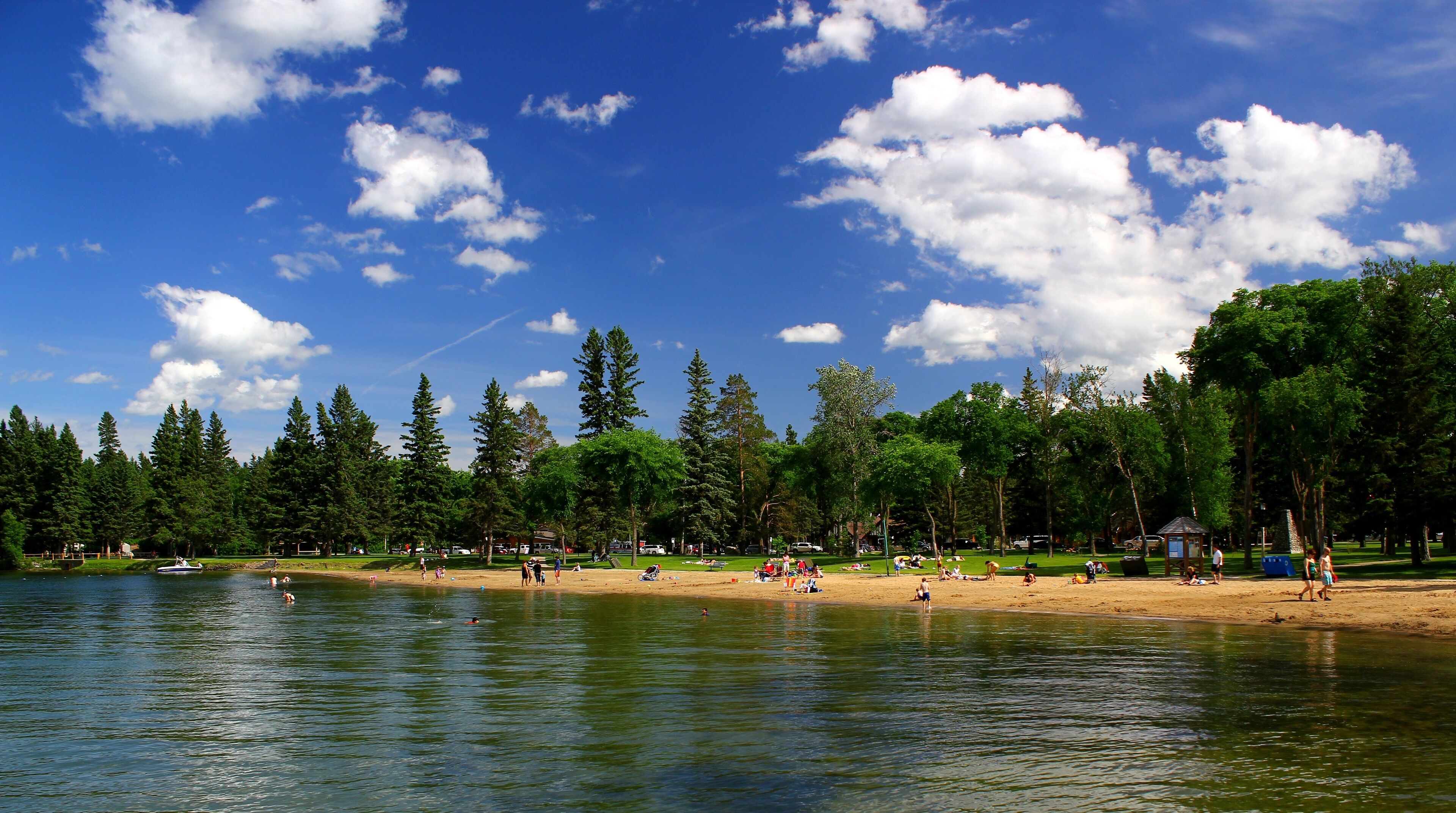 Traumhafter Strand am Clear Lake / Riding Mountains Nationalpark / Wasagaming / Manitoba / Kanada