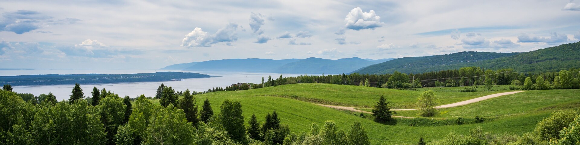 Vue sur les champs, le fleuve saint laurent et l'isle aux coudres depuis la municipalité Les Eboulements au Québec, Canada