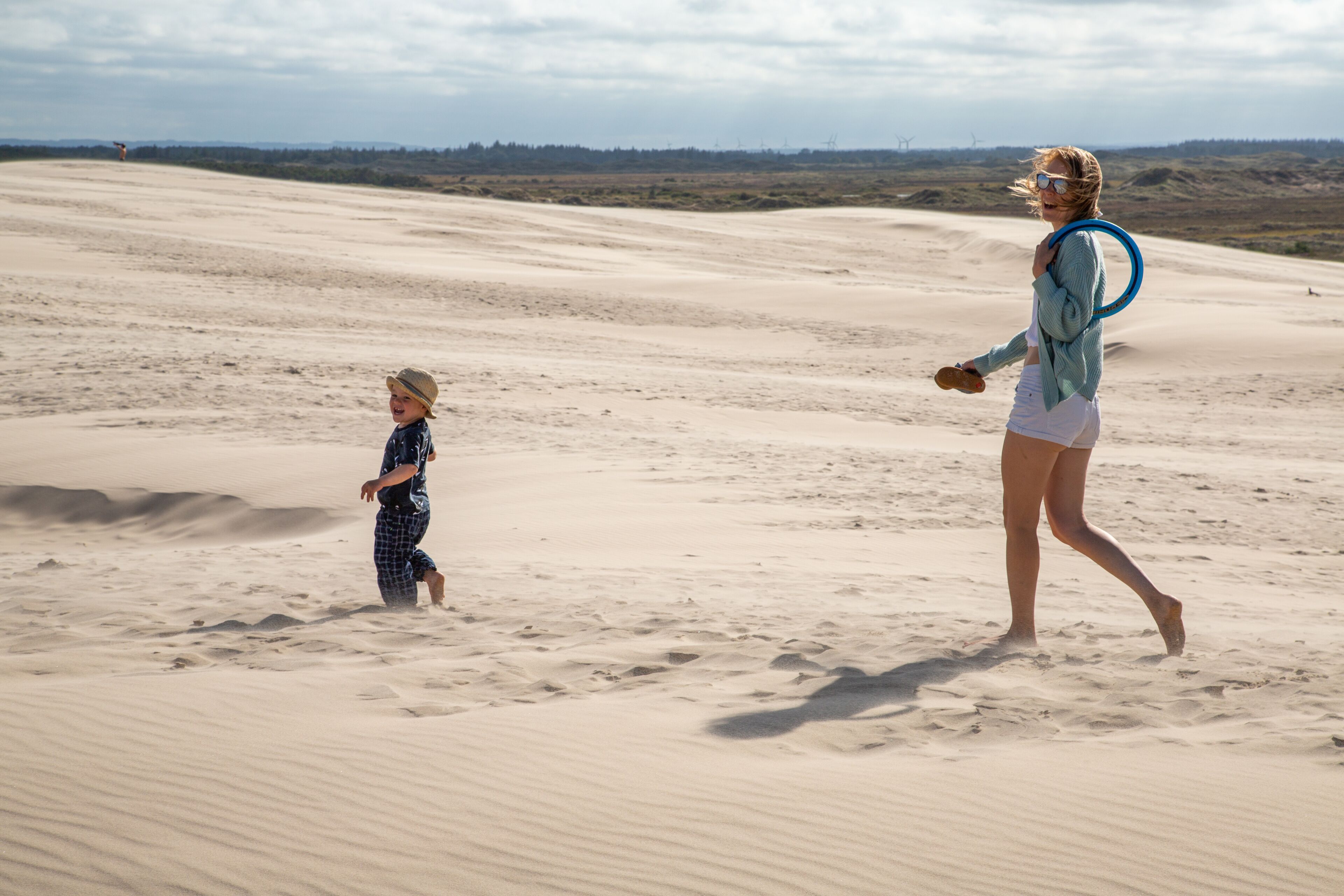 Mama und Kind auf der Råbjerg Mile, Dänemark, Nordjütland