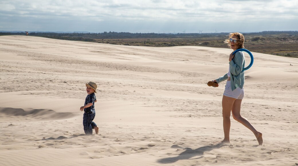 Mama und Kind auf der Råbjerg Mile, Dänemark, Nordjütland